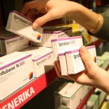 Une initiative tessinoise veut augmenter la part des génériques et des biosimilaires dans les médicaments délivrés dans le cadre de l'assurance maladie obligatoire. (Image symbolique) KEYSTONE/YOSHIKO KUSANO